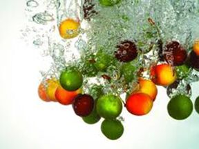 Peeling de frutas con ácidos de frutas, que renueva las células de la piel. 
